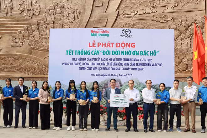 Đại biểu trao tượng trưng cây giống cho đại diện Ban quản lý Khu di tích.