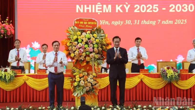 Đồng chí Nguyễn Hữu Nghĩa, Bí thư Tỉnh ủy Hưng Yên tặng hoa chúc mừng Đại hội.