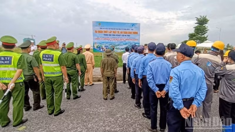 Các lực lượng chức năng tại lễ ra quân bảo đảm an ninh trật tự khu công nghiệp. (Ảnh: MAI TÚ)