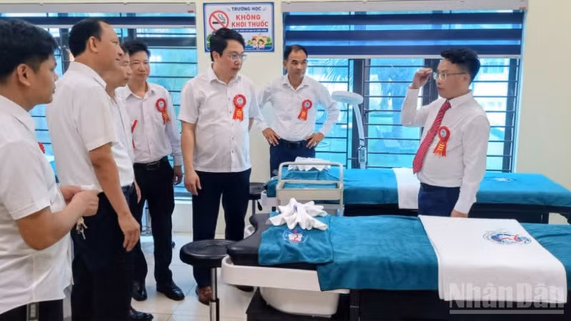 Các đại biểu tham quan phòng thực hành chăm sóc sắc đẹp của nhà trường.