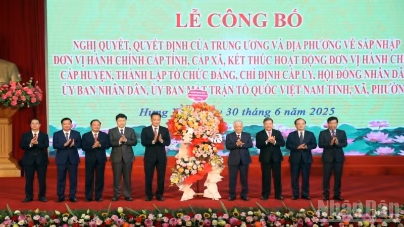 Đồng chí Đỗ Văn Chiến, Ủy viên Bộ Chính trị, Bí thư Trung ương Đảng, Chủ tịch Ủy ban Trung ương Mặt trận Tổ quốc Việt Nam tặng hoa chúc mừng.