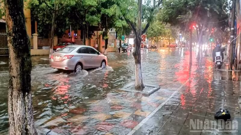 Mưa lớn làm nhiều tuyến phố tại phường Trần Hưng Đạo, phường Trà Lý (tỉnh Hưng Yên) ngập nặng.