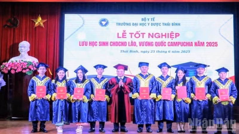 Trao bằng tốt nghiệp cho các lưu học sinh.