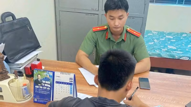 Công an xã Đông Tiên Hưng (tỉnh Hưng Yên) xử lý trường hợp công dân chia sẻ video cổ vũ đua xe trái phép tại phường Trà Lý trên mạng xã hội. (Ảnh: Công an cung cấp)