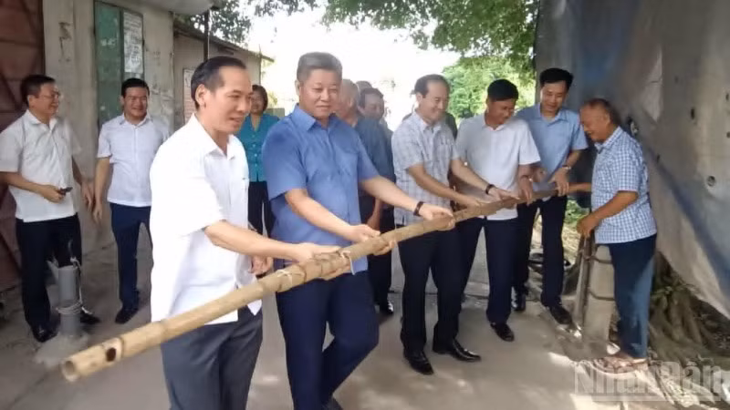 Đoàn công tác của Ủy ban nhân dân tỉnh Hưng Yên thực hiện việc dỡ bỏ barie thu phí tại cầu Đún.