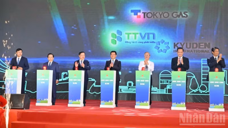 Các đại biểu thực hiện nghi thức khởi công dự án.