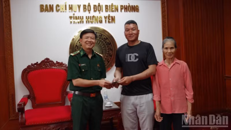 Thượng tá Ngô Quang Phiên, Chủ nhiệm Chính trị (Ban Chỉ huy Bộ đội Biên phòng tỉnh Hưng Yên) trao trả lại tài sản nhặt được trên đường cho người dân.