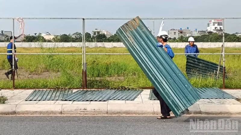 Đơn vị thi công tiến hành làm tường rào chung quanh khu đất được giao của Công ty trách nhiệm hữu hạn VCIC Việt Nam tại Cụm công nghiệp Vũ Hội (tỉnh Hưng Yên).