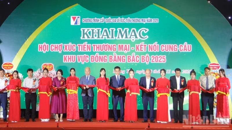 Các đại biểu thực hiện nghi thức cắt băng khai mạc Hội chợ.