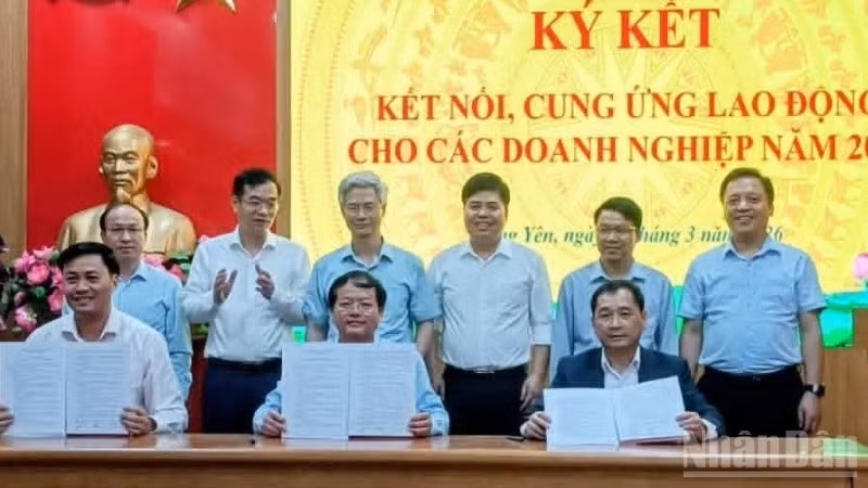 Có 6 đơn vị ký kết hợp tác đào tạo theo đơn đặt hàng tại Hội nghị kết nối cung cầu lao động cho doanh nghiệp do Sở Nội vụ tỉnh Hưng Yên tổ chức.