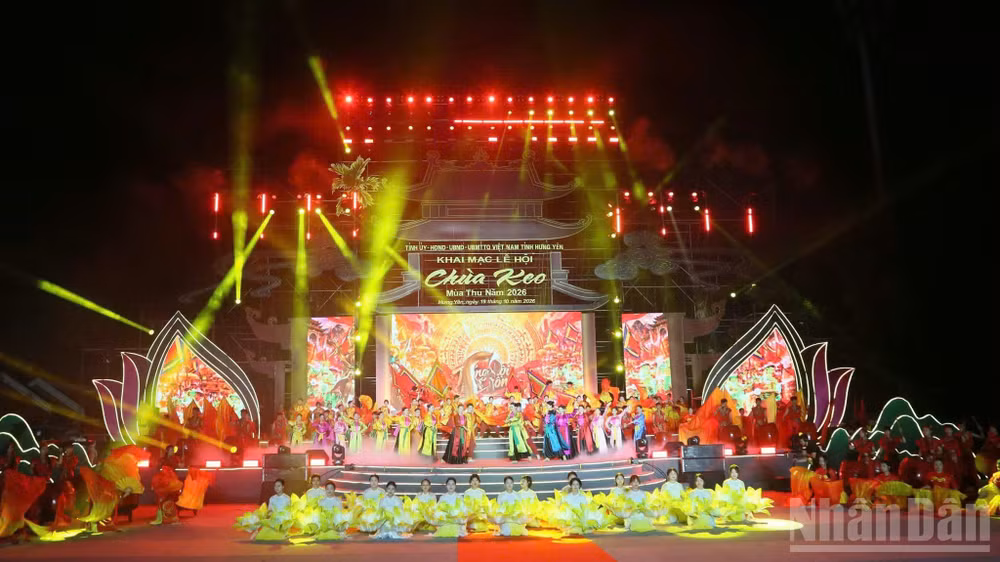 Chương trình nghệ thuật chủ đề “Chùa Keo-Thần Quang linh tự”, quy tụ gần 300 nghệ sĩ, diễn viên. (Ảnh: MAI TÚ)