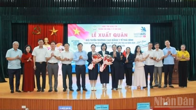 Các đại biểu tại lễ xuất quân Đội tuyển tham dự Kỳ thi Kỹ năng nghề thế giới. (Ảnh Mai Tú)