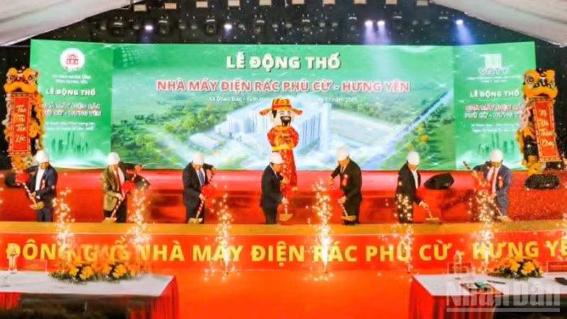 Các đại biểu thực hiện nghi thức động thổ dự án.