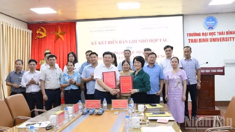Quang cảnh buổi ký kết.