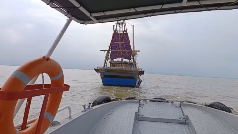Hải đội Biên phòng 2 tiếp cận tàu cá vỏ gỗ của ông Đặng Văn Hưởng trú tại tỉnh Quảng Ninh. (Ảnh Bộ đội Biên phòng cung cấp)
