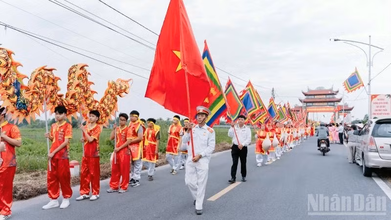 Lễ hội truyền thống làng Ô Trình được tổ chức với quy mô lớn. (Ảnh MAI TÚ)