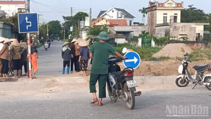 Người dân thôn Phú Lễ Thượng (xã Tân Thuận, tỉnh Hưng Yên) hằng ngày đi lại qua tuyến đường nội xã có dự án đường vành đai phía nam cắt qua.