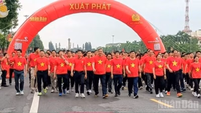 Tại quảng trường Nguyễn Văn Linh có hàng nghìn người tham gia đi bộ. (Ảnh Mai Tú)