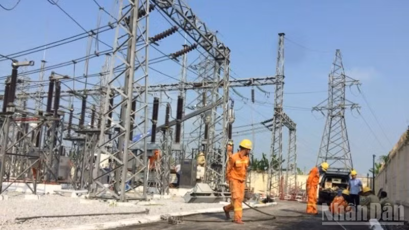 Công nhân ngành điện lực tỉnh Hưng Yên túc trực tại địa bàn, sẵn sàng xử lý sự cố phát sinh trong mùa nắng nóng.