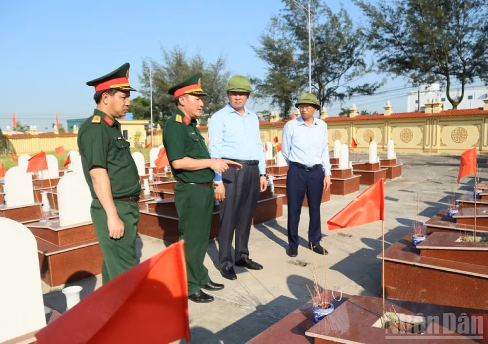 ndo_br_dong-chi-pho-bi-thu-tinh-uy-chu-tich-ubnd-tinh-nguyen-manh-quyen-kiem-tra-ket-qua-thuc-hien-lay-mau-sinh-pham-hai-cot-liet-si-tai-nghia-trang-liet-si-hung-nhan-xa-long-hung-1779758109.jpg