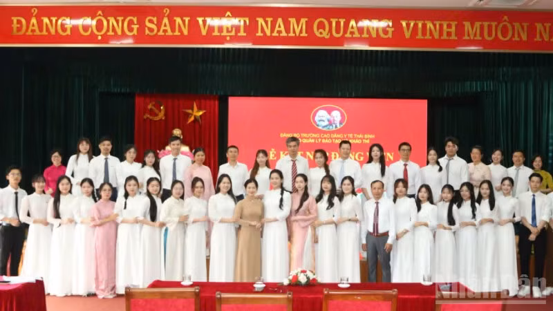 29 sinh viên ưu tú Trường cao đẳng Y tế Thái Bình vinh dự kết nạp Đảng dịp sinh nhật Bác.