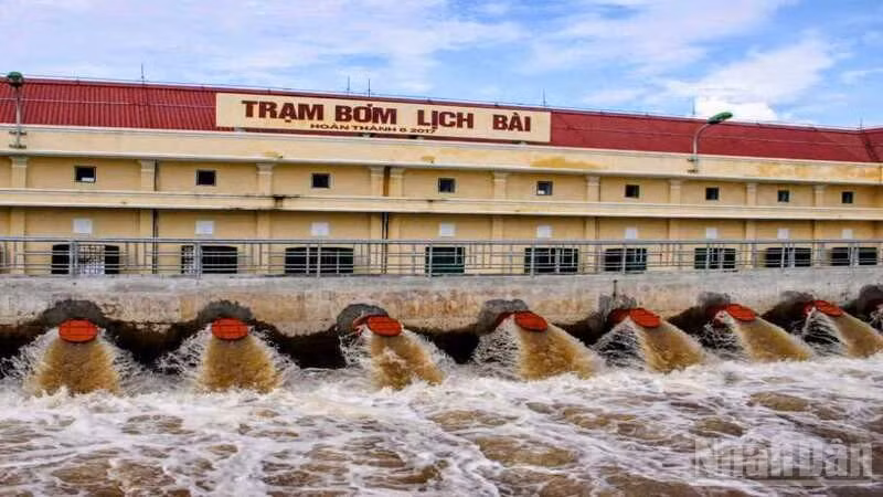 Trạm bơm Lịch Bài (tỉnh Hưng Yên) được vận hành hết công suất nhằm tiêu úng nhanh trong nội đồng cứu lúa, hoa màu.