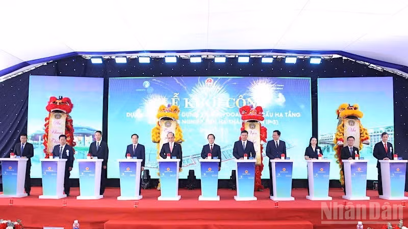 Các đại biểu thực hiện nghi thức khởi công xây dựng và kinh doanh kết cấu hạ tầng khu công nghiệp Liên Hà Thái – Phân khu Nam (Green iP-3). (Ảnh: Mai Tú)