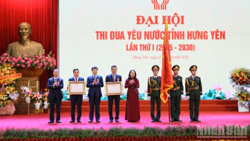 Phó Chủ tịch nước Võ Thị Ánh Xuân trao Huân chương Lao động hạng Nhất, hạng Ba tặng Đảng bộ, chính quyền và nhân dân tỉnh Hưng Yên.