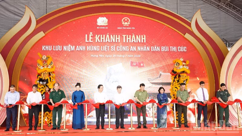 Các đại biểu thực hiện nghi thức cắt băng khánh thành.