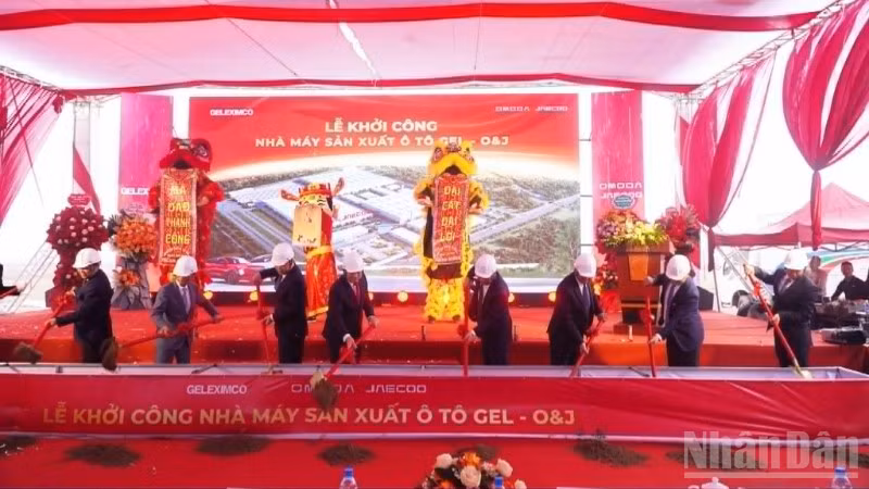 Các đại biểu thực hiện nghi thức động thổ khởi công dự án nhà máy sản xuất ô-tô vốn đầu tư 319 triệu USD.