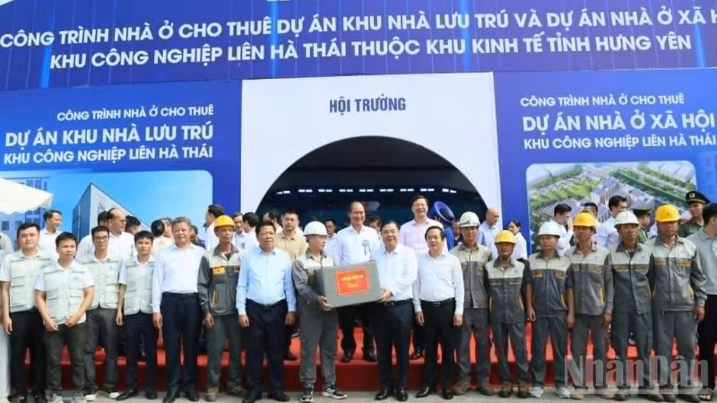 Đồng chí Phạm Gia Túc, Ủy viên Bộ Chính trị, Phó Thủ tướng Thường trực Chính phủ tặng quà cho công nhân, lao động khu công nghiệp Liên Hà Thái (tỉnh Hưng Yên).