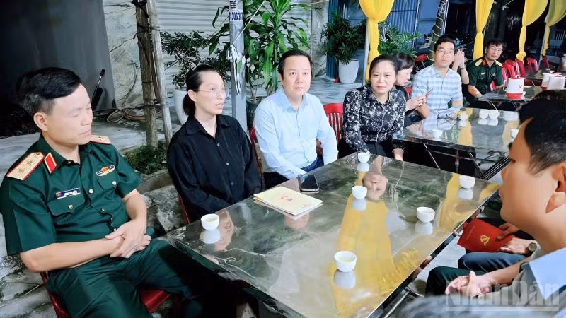 Đồng chí Bí thư Tỉnh ủy Hưng Yên Phạm Quang Ngọc (thứ 3 từ trái sang) thăm hỏi, động viên gia đình Thiếu tá Tùng hy sinh khi cứu người. (Ảnh: MAI TÚ)