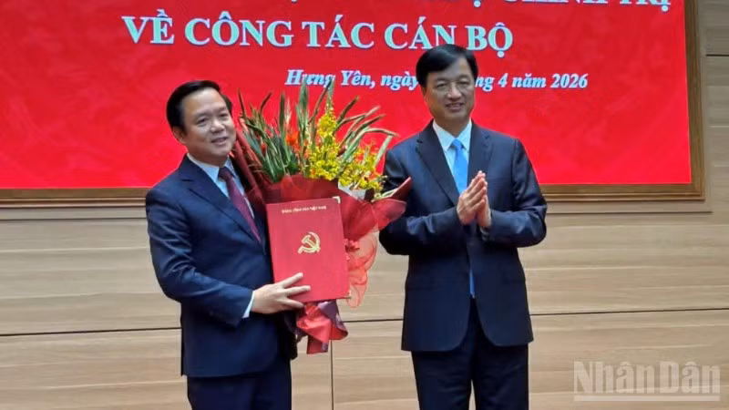 Đồng chí Nguyễn Duy Ngọc, Ủy viên Bộ Chính trị, Bí thư Trung ương Đảng, Trưởng Ban Tổ chức Trung ương trao Quyết định của Bộ Chính trị cho đồng chí Phạm Quang Ngọc. (Ảnh: Phạm Hà)