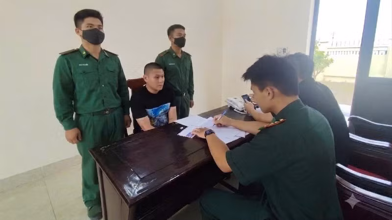 Đồn Biên phòng Cảng cửa khẩu Diêm Điền lấy lời khai đối tượng Phan Hải Triều tàng trữ ma túy. (Ảnh: Bộ đội Biên phòng cung cấp)
