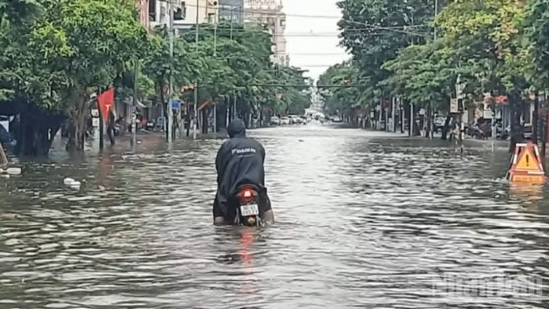 Nhiều tuyến đường ở Hưng Yên mênh mông nước.