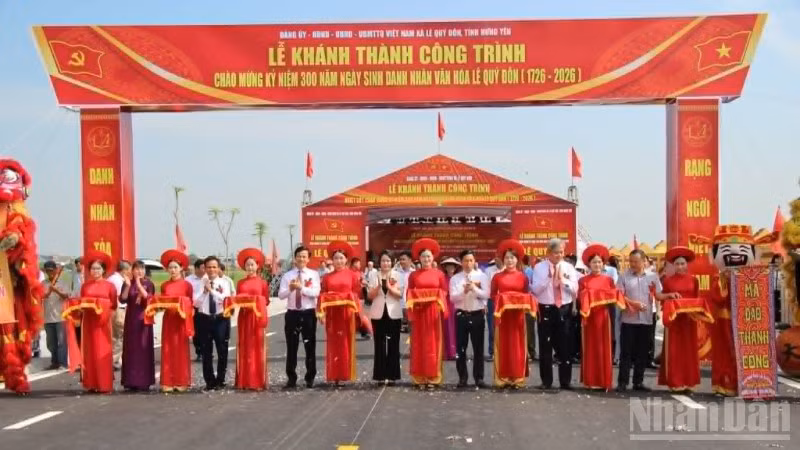 Các đại biểu thực hiện nghi thức cắt băng khánh thành.