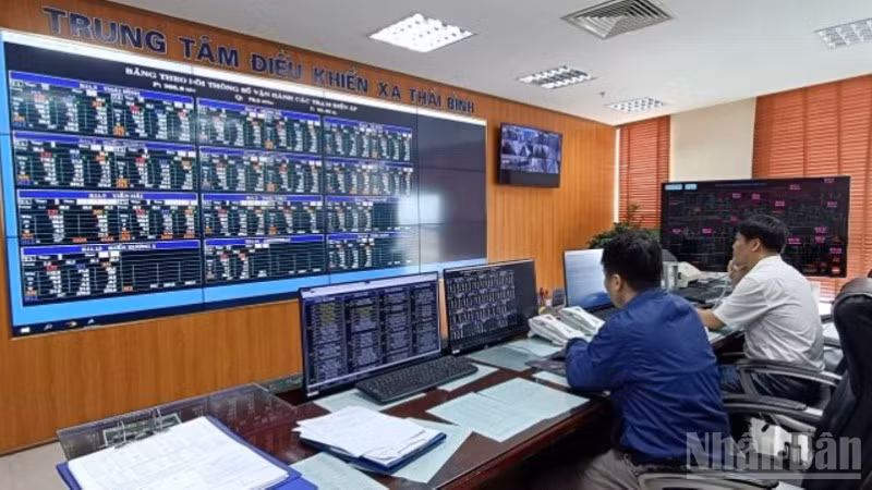 Cán bộ kỹ thuật trực theo dõi tại Trung tâm điều khiển, thuộc Công ty Điện lực Hưng Yên.