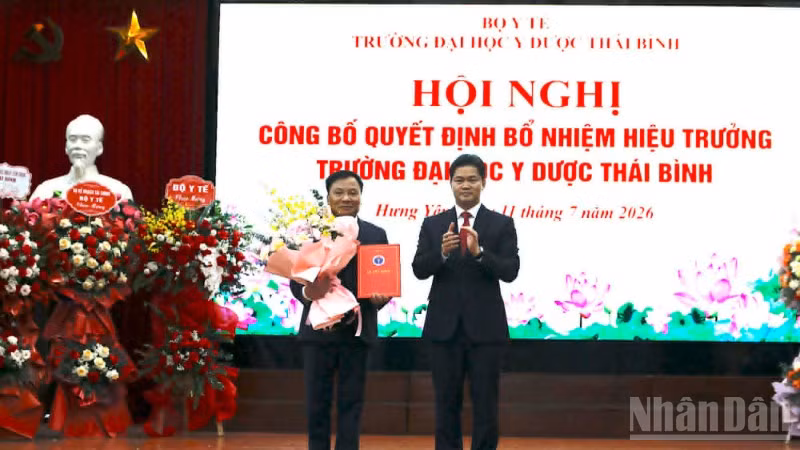 Thứ trưởng Thường trực Bộ Y tế Vũ Mạnh Hà trao Quyết định bổ nhiệm Hiệu trưởng trường Đại học Y Dược Thái Bình cho Nhà giáo ưu tú, Phó Giáo sư, Tiến sĩ Nguyễn Duy Cường.