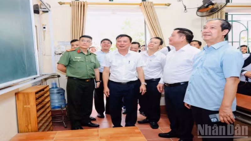 Bộ trưởng Giáo dục và Đào tạo Nguyễn Kim Sơn kiểm tra cơ sở vật chất phục vụ thi tại trường Trung học phổ thông Nguyễn Đức Cảnh (thành phố Thái Bình).