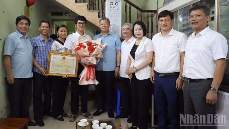 Chủ tịch Ủy ban nhân dân tỉnh Hưng Yên Nguyễn Mạnh Quyền đến nhà thủ khoa toàn quốc tổ hợp A01 chúc mừng và tặng Bằng khen.