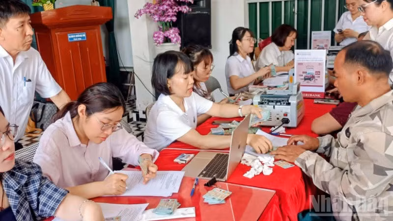 Buổi chi trả kinh phí đền bù, hỗ trợ giải phóng mặt bằng giai đoạn 2 Cụm công nghiệp Vũ Hội (xã Thư Vũ, tỉnh Hưng Yên) diễn ra nhanh gọn ngay trong sáng 5/6.