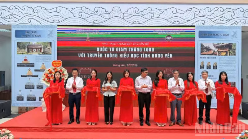Các đại biểu thực hiện nghi thức cắt băng khai trương.
