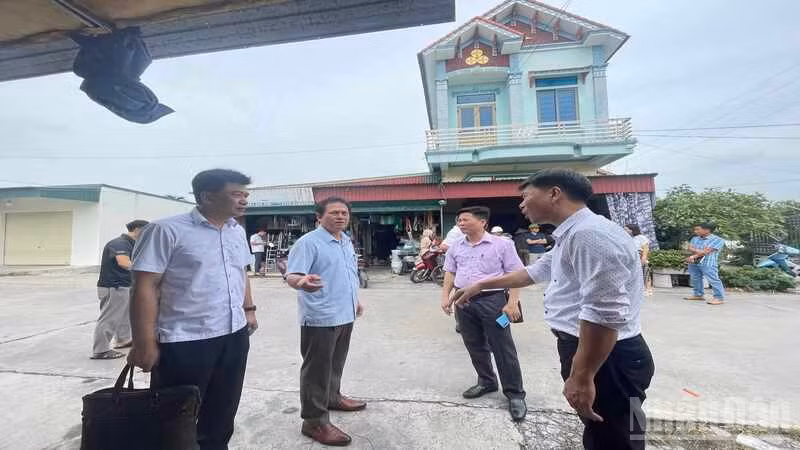 Hai Tổ công tác của Chi cục An toàn vệ sinh thực phẩm tỉnh Hưng Yên xuống xã Quỳnh An xác minh, làm rõ sự việc 2 người tử vong liên quan đến ăn phở lòng.