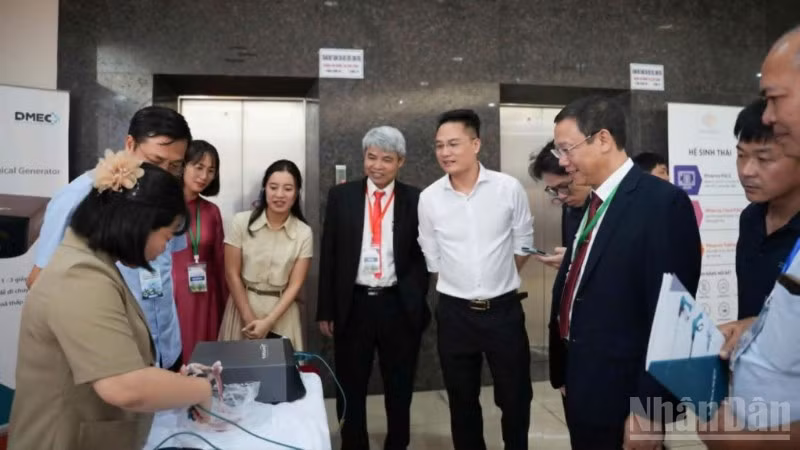 Nhiều thiết bị y tế hiện đại được trưng bày, giới thiệu tại Hội thảo khoa học cấp khu vực do Bệnh viện đa khoa Thái Bình tổ chức.