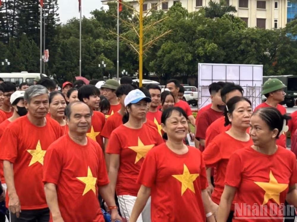 Hoạt động đi bộ được tổ chức quy mô cấp tỉnh tại Quảng trường Nguyễn Văn Linh (phường Phố Hiến, tỉnh Hưng Yên).
