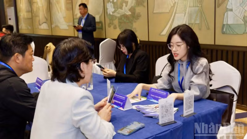 Các nhà đầu tư Trung Quốc trao đổi, tìm hiểu cơ hội hợp tác với Công ty cổ phần Green i-Park. 