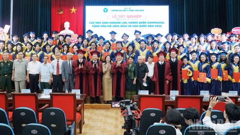 Các lưu học sinh chụp ảnh kỷ niệm với lãnh đạo nhà trường.