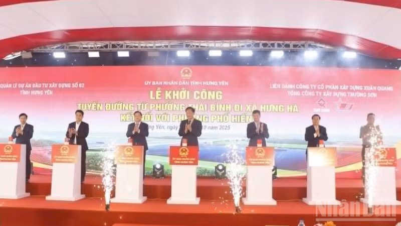 Các đại biểu thực hiện nghi thức khởi công dự án.