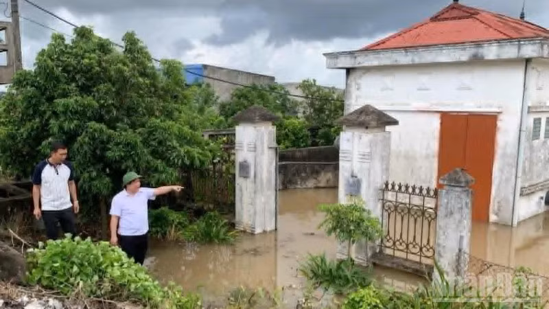 Lãnh đạo xã Tân Thuận (tỉnh Hưng Yên) kiểm tra lũ tại khu vực trạm bơm Bách Thuận, thôn Thượng Xuân.