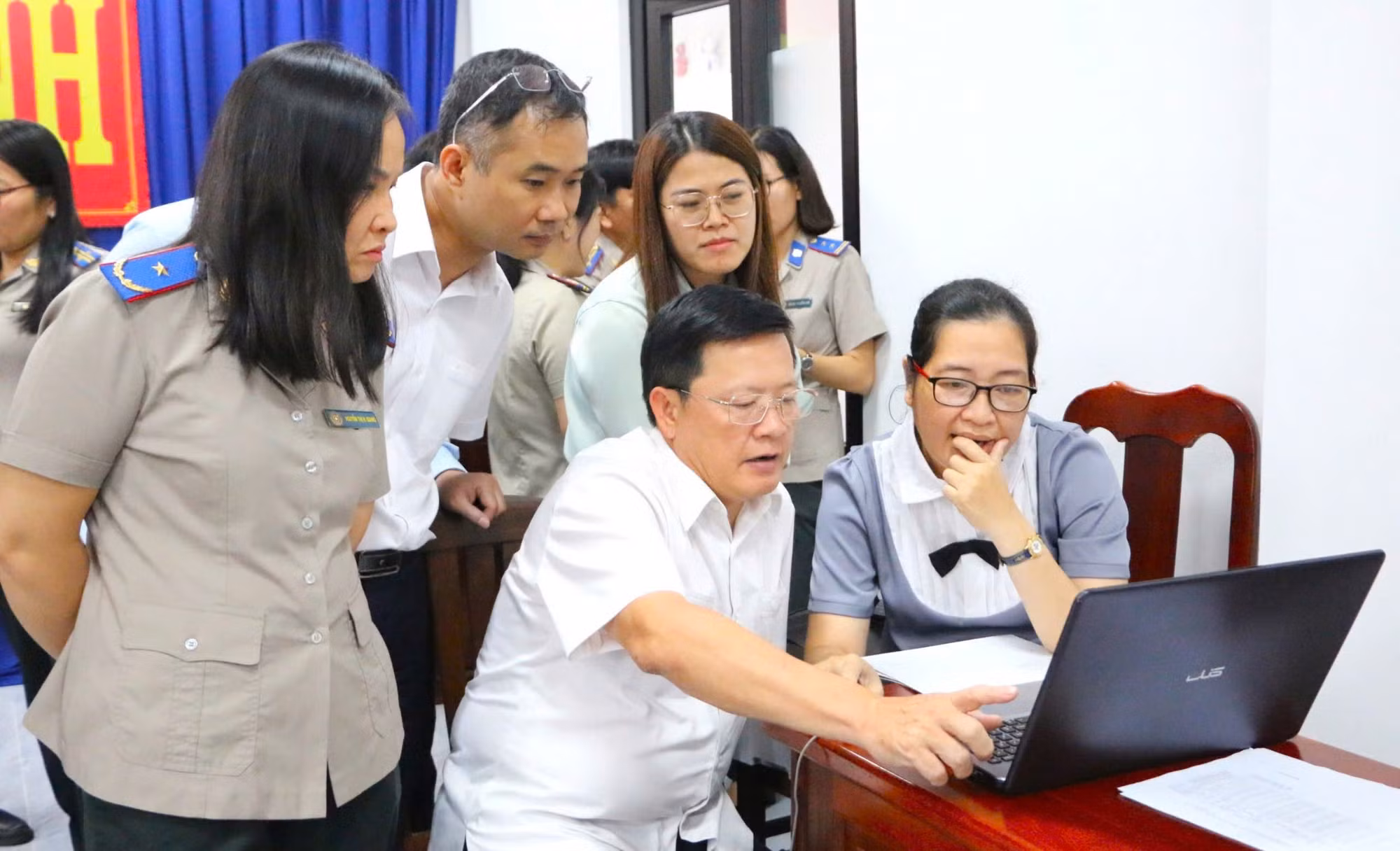 lanh-dao-tham-trien-khai.jpg